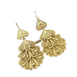 Aretes en platino con motivos de filigrana tradicional, inspirados en la artesanía medieval de Castilla. Incluyen perlas cultivadas de agua dulce y un acabado mate para un look discreto pero sofisticado. Ideales para bodas o ocasiones especiales.